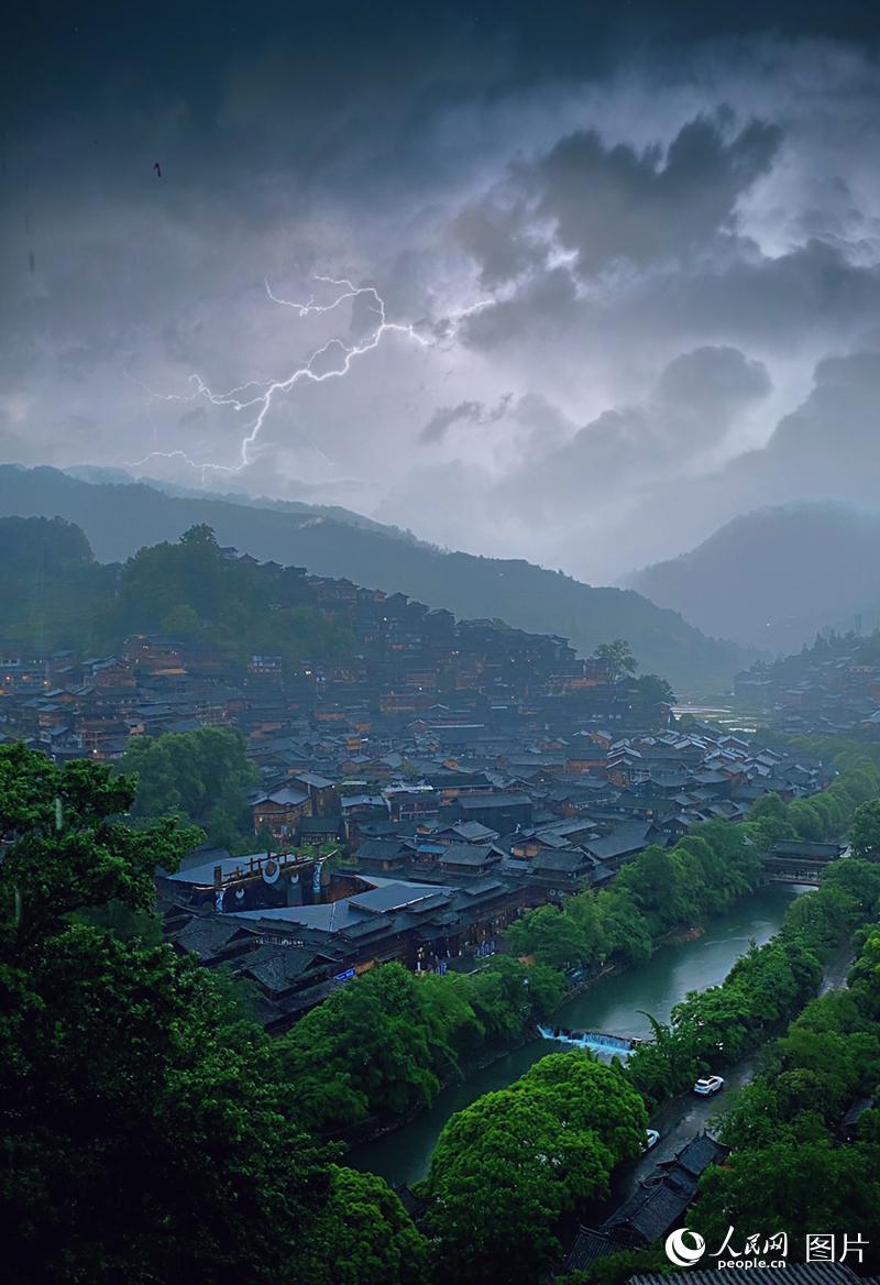 暴雨下的苗寨.人民网 李昊洋 摄